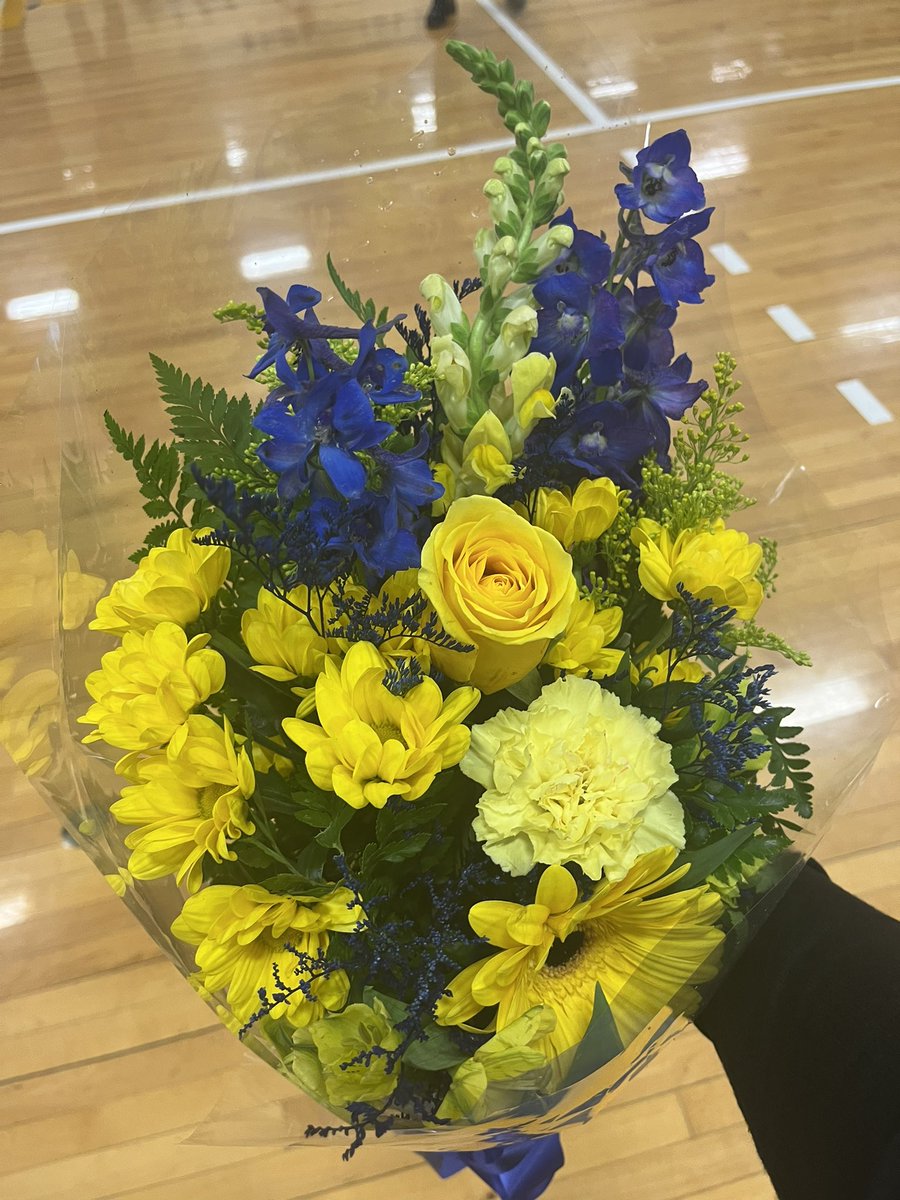 What an amazing last Unified home game and senior night! 

And a big thank you Towers Flowers of Nesconset for the beautiful flower donation for our senior families! #wiproud
@RomanelliPaul @WestIslipLions @drbman12 @DDMMorrison @JeanneDowling11