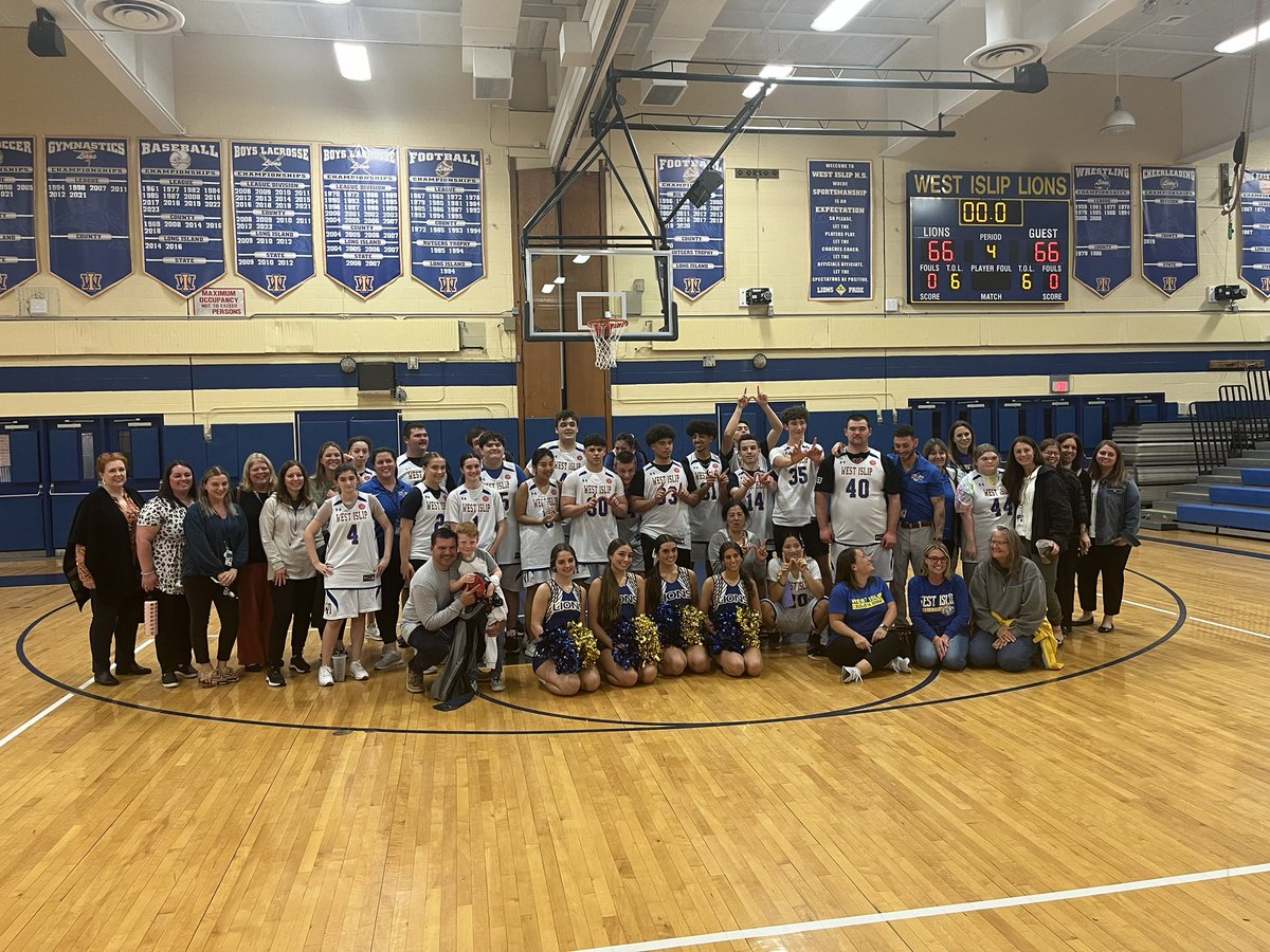 gdaugherty85's tweet photo. What an amazing last Unified home game and senior night! 

And a big thank you Towers Flowers of Nesconset for the beautiful flower donation for our senior families! #wiproud
@RomanelliPaul @WestIslipLions @drbman12 @DDMMorrison @JeanneDowling11 https://t.co/ryziuApzuL