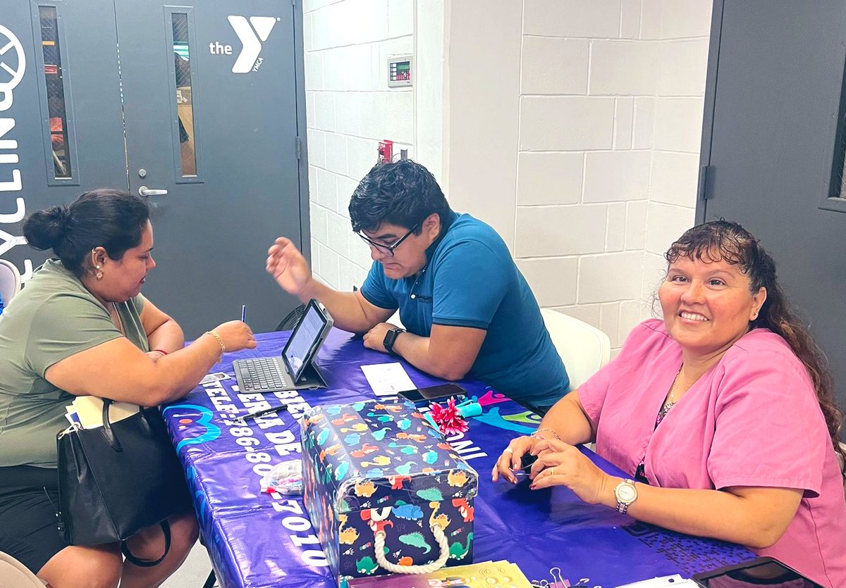 Personal del <a href="/ConsulMexMia/">ConsulMex Miami</a> se reunió con trabajadores agrícolas en Homestead, a quienes se les inscribió para acceder al “Farm and Food Worker Relief Program” con el apoyo de la <a href="/VDS_UM/">Ventanilla de Salud</a> <a href="/MarsoniFdt/">Marsoni Foundation</a> y se les brindó información sobre los servicios consulares. Nos acompañó el