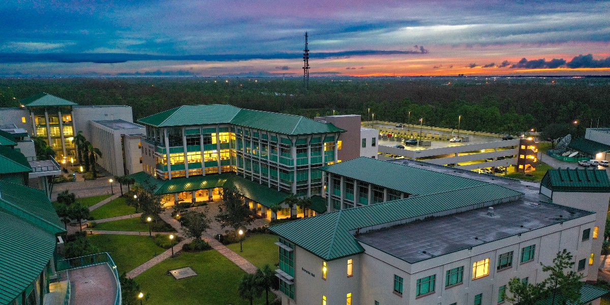 Summer classes and summer sunsets at #FGCU! ☀️🌴 #sunset #wingsup