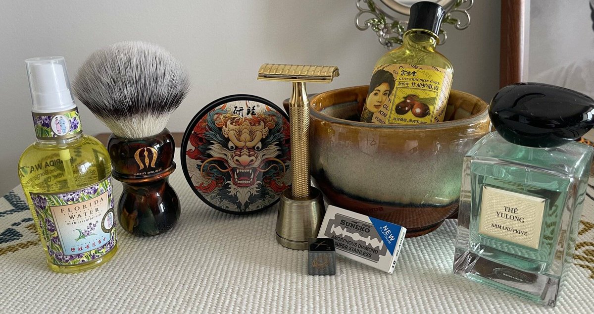 Today's shave gear: Razor: DSC V92 brass razor Blade: Suneko Amorphous Diamond Brush: Arno 25mm Classic #12, Gen5 synthetic Soap: Smoking Monster - Red Dragon A/S: Two Girls - Florida Water ow.ly/zBNI50RHFQy #shaveOfTheDay #shaveGear #mensGrooming #wetShaving #sotd