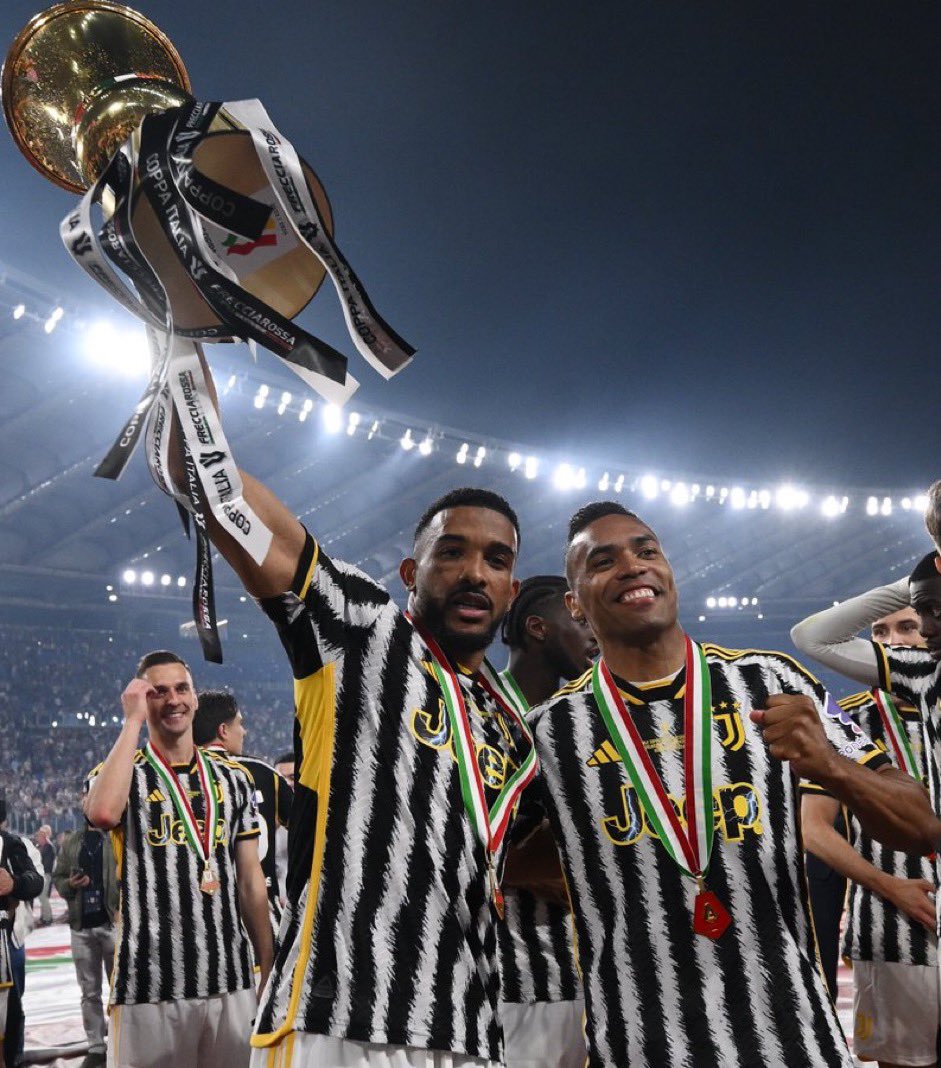 Should be noted this will also be the last trophy for Alex #Sandro with Juventus