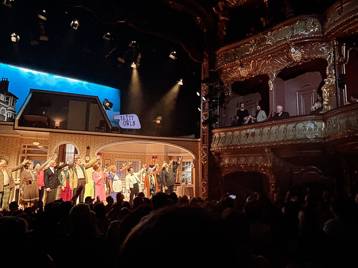 Just a photo of @JohnCleese looking at the cast of @FawltyTowersWE. Such a funny show, exactly what you would expect. What was really lovely was there were some kids nearby who were crying laughing watching Basil & Sybil et al in this very funny British farce.