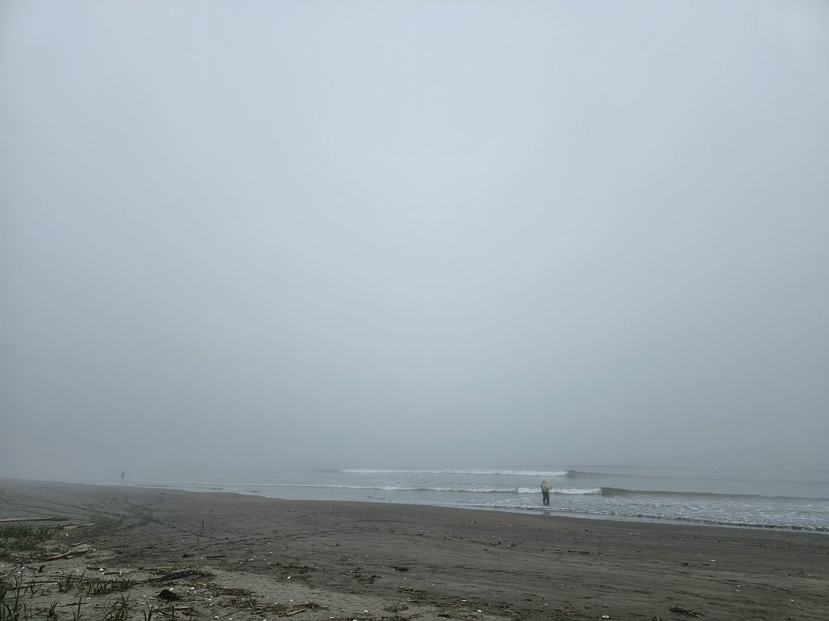 今日の釧路は霧が濃いですね😊

写真は大楽毛海岸の釣り人と海霧です
 #釧路  #ジリ  #海霧  #大楽毛  #海岸