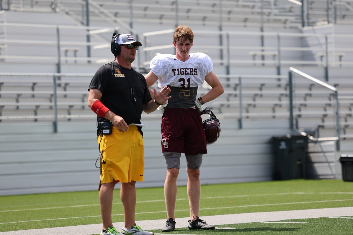 DRIPPING SPRINGS TIGERS RECEIVING COACH @ben_reid31 COACHING HIS SON @Cooper_Reid4 I CAN ONLY IMAGINE WHAT THIS MEANS AND HOW IMPORTANT THIS IS TO THE FATHER AND SON. GO TIGERS GO! @CoachGZimmerman @FuerteFoto @DripFB @PigskinsDs @var_austin @A_Pena4