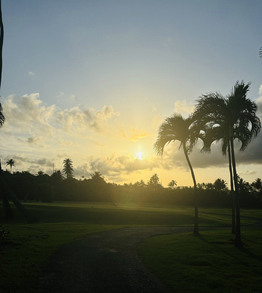 Abre los ojos y disfruta el paisaje … #sunsetvibes 🧡 open.spotify.com/track/03Rj7wKc…