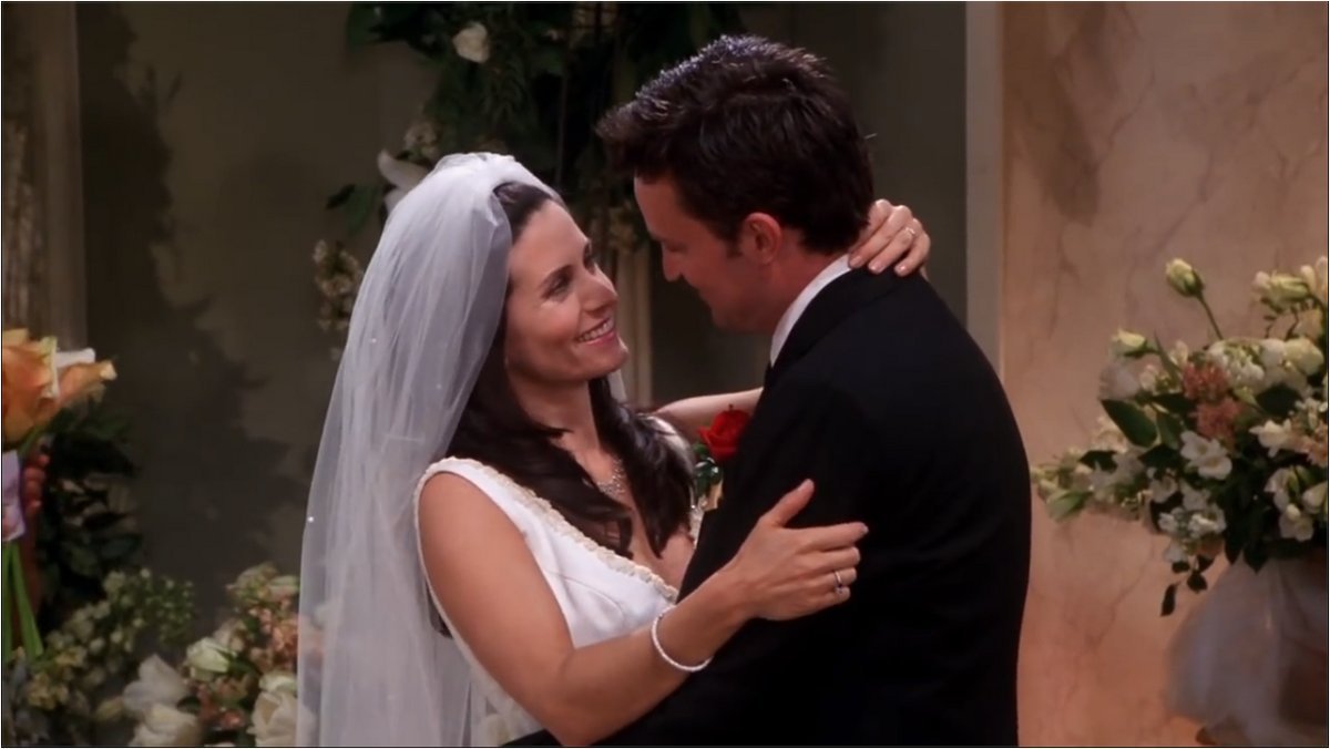 'Friends': 

Porque hoy es el aniversario de Monica y Chandler.