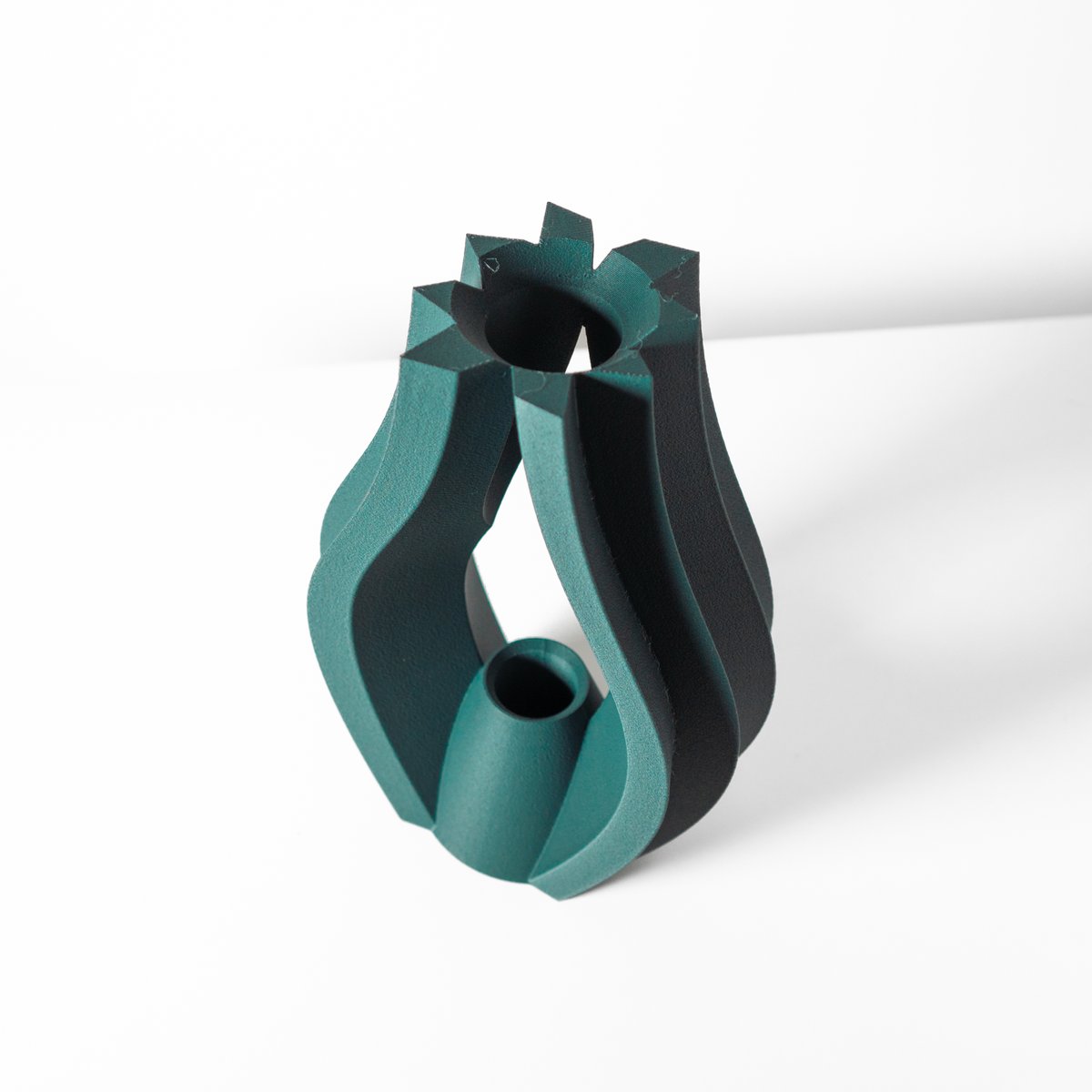 The Krono Vase, 3D Printed by Terra de Verdant.              

Free STL download and commercial license available at
@Thangs3D: than.gs/m/1062411

Explore our profile on Thangs for a wide range of home decor items including planters, vases, pen holders, and more!