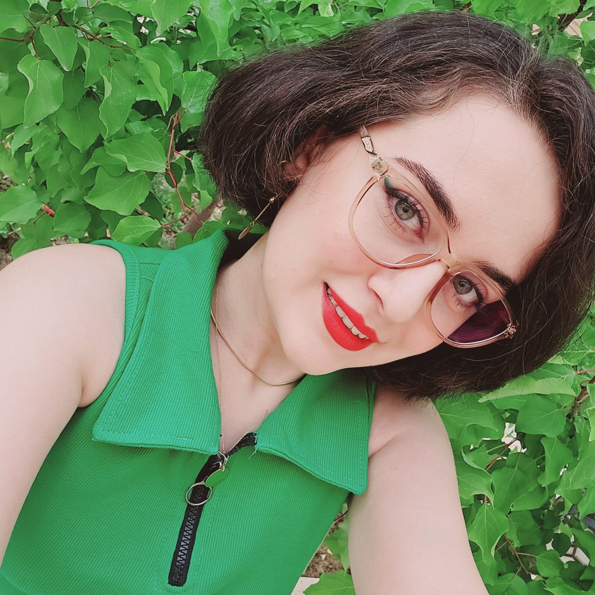 GM guys, with my new look: short hair and glasses! What do you think, does the new style suit me? 🥲