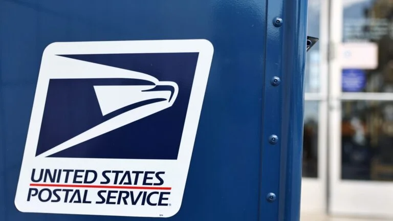 7 postal workers charged with mail theft from Rhode Island distribution hub. trib.al/945finM