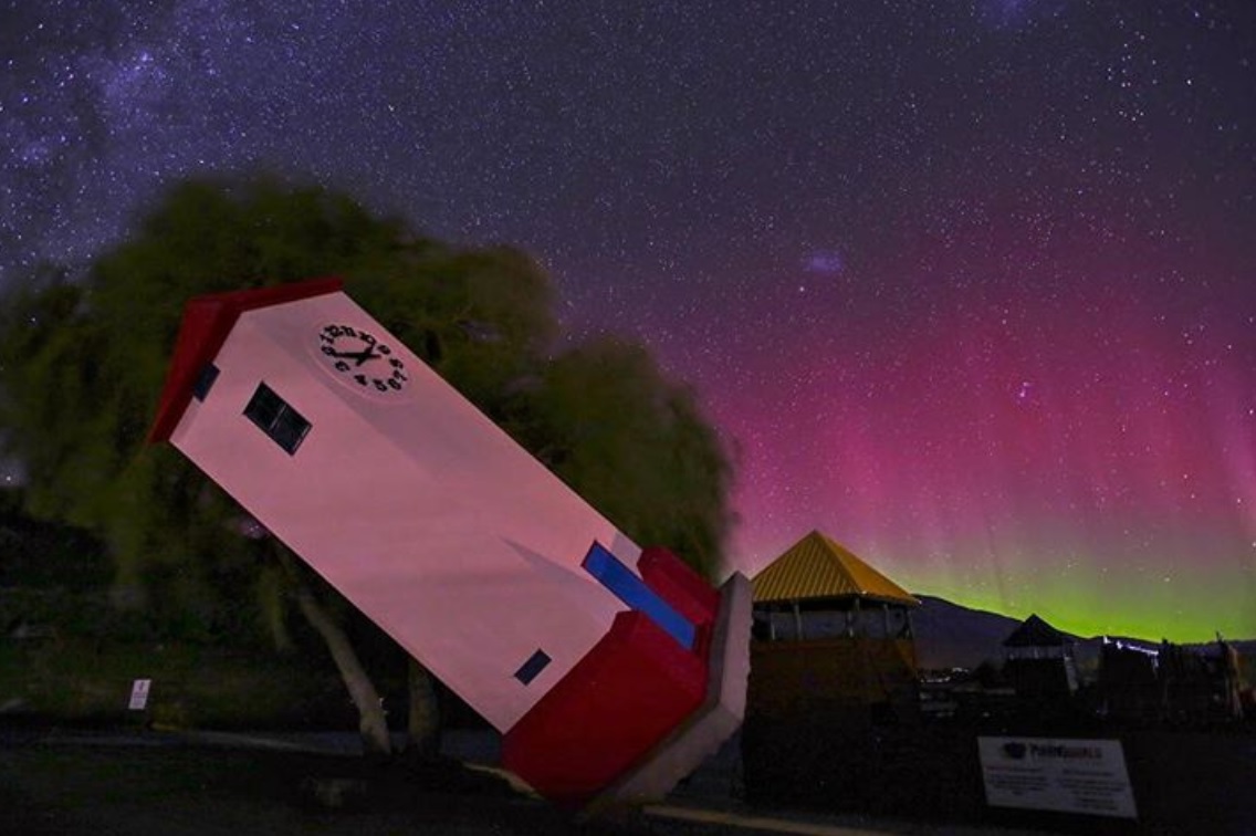 puzzlingworld's tweet photo. No, not an image from this weekend's Aurora but just a reminder how lucky we are to see such epic lightshows on a regular basis down south :) https://t.co/ud2NqFDPlO