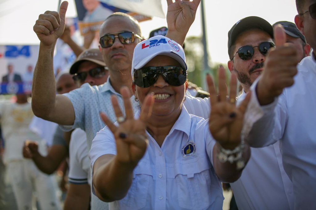 luisabinader's tweet photo. Vamos a llevar a Mercedes Ortíz "Mecho" al Senado para fortalecer nuestro equipo y seguir profundizando el cambio. ¡Gracias, Tenares, por este gran recibimiento! #ElCambioSigue https://t.co/wXVFeUgC7Y