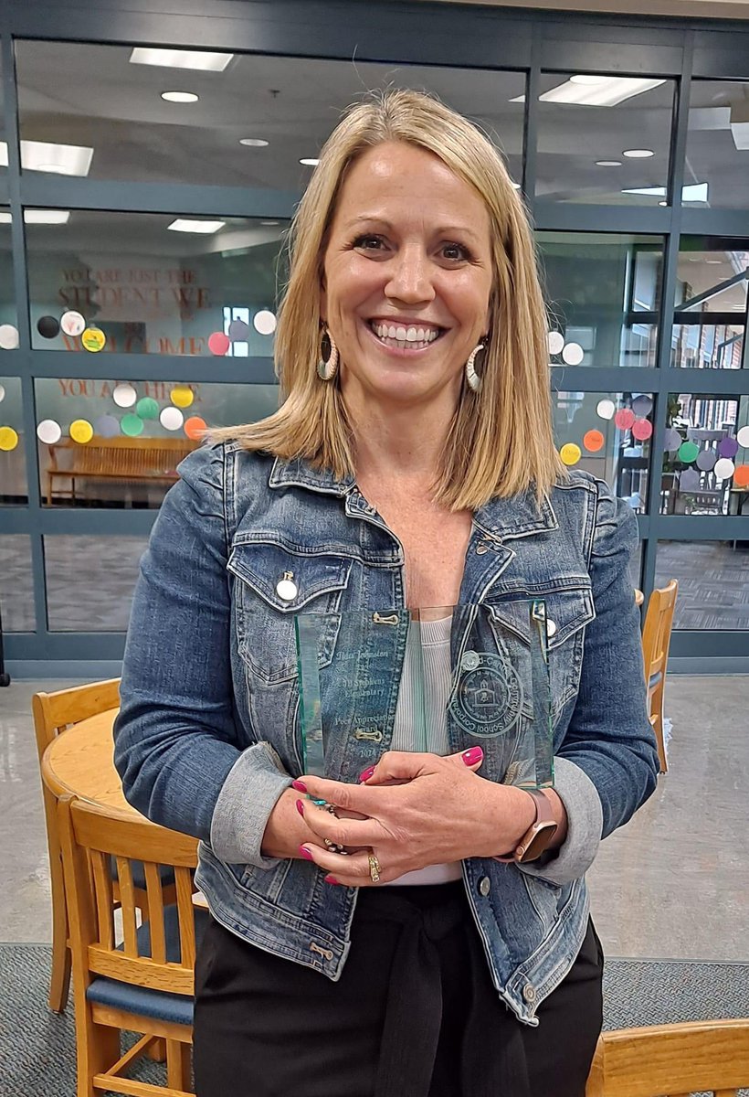 Congratulations 🎉 to our JB Peer Appreciation Winners! Mrs. Swardson is an incredible paraprofessional with a heart for kids! <a href="/MrsTJohnston/">@MrsTJohnston</a> is our amazing Instructional Coach dedicated to the instructional growth of our teachers and success of our students! JB is lucky! 💙🫶🏻💛