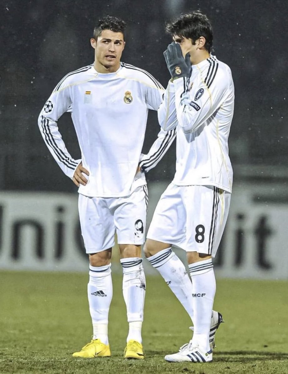 This Real Madrid kit with no-sponsor. 🥶