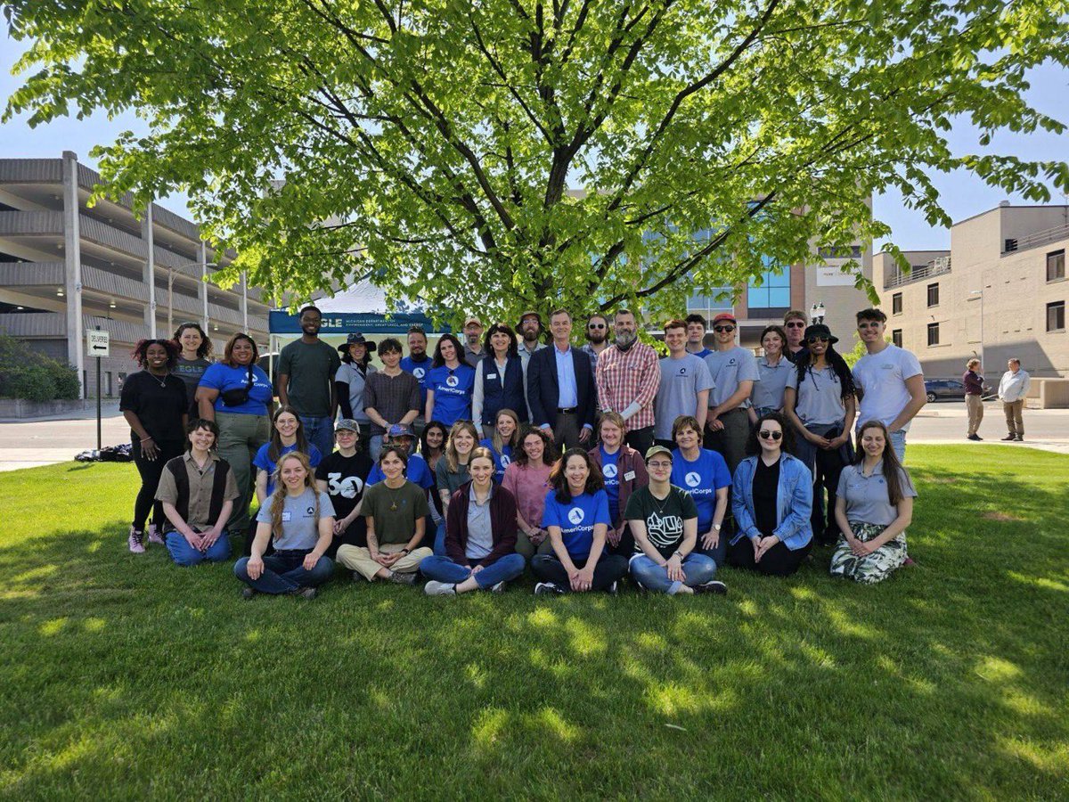 .@EGLEDirector Phil Roos joined @GinnaHolmesMCSC and volunteers from EGLE’s #MIHealthyClimate Corps to plant trees in Lansing as part of the Great Lakes Green Events, an initiative of the Great Lakes St. Lawrence Governors and Premiers.