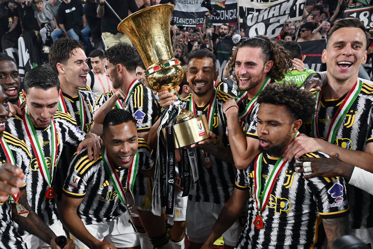 mattia_desci's tweet image. CAMPIONI 🏆🇮🇹
Cuore, grinta e carattere. Orgoglioso di questi colori.  Contro tutto e tutti.

#FinoAllaFine 
#CoppaItaliaFrecciarossa