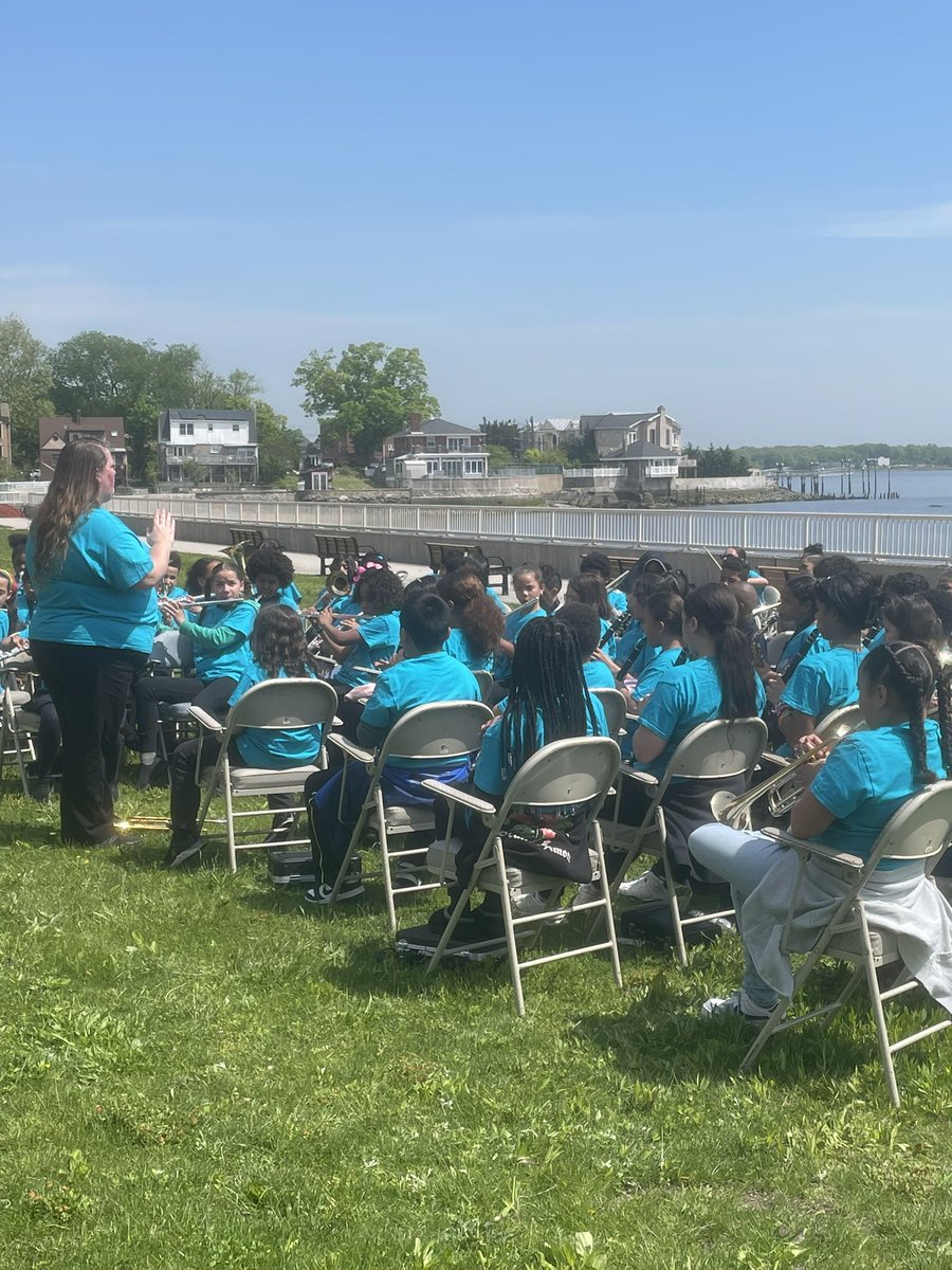 What a spot and what an audience for a PS 72 band concert!!! Thank you to our neighbors at Providence Rest. We look forward to the next one. Let there be songs to fill the air! 🎵🎶🎵 @jen_joynt @AnyaMunce @D8Connect @Principal72x