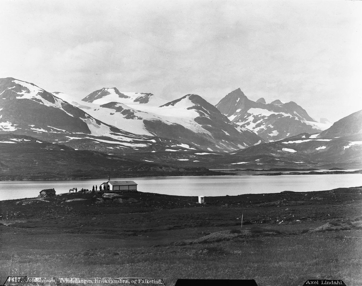 Tvindehaugen, built in 1870 as DNT's first hytte in Jotunheimen, with Falketind in the background. The photograph was taken by Axel Lindahl in the 1880s 📷: Norsk Folkemuseum