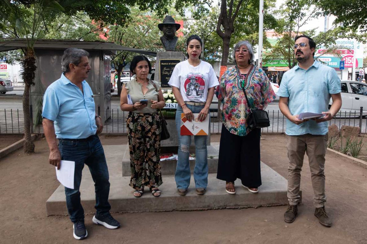 Familiares, organizaciones y amigos dejan rosas durante el acto en memoria del asesinato del periodista Javier Valdez hace 7 años en el Centro Histórico de Culiacán, Sinaloa.