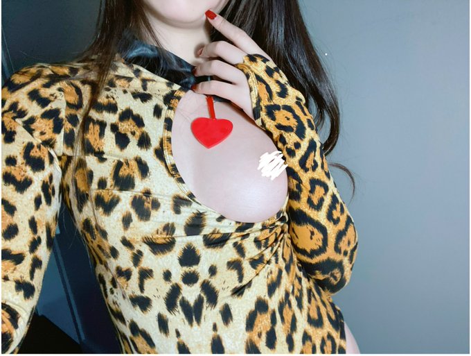 ちょっとコスプレしたらおっぱい出ちゃった🐯❤️sneaky titty❤️ https://t.co/EId4UzfrGx