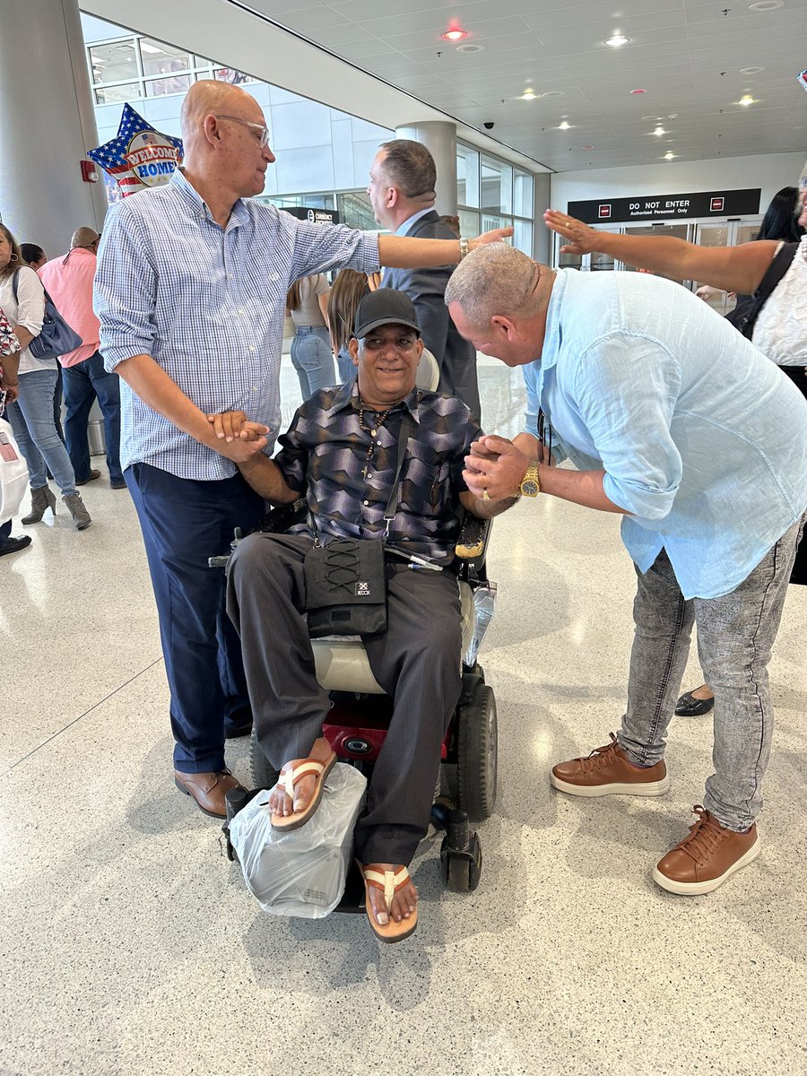 Llega a Miami el activista en #Cuba Julio César Góngora con una visa humanitaria para atenderse una herida abierta que según el denunció el régimen se negaba a operar.