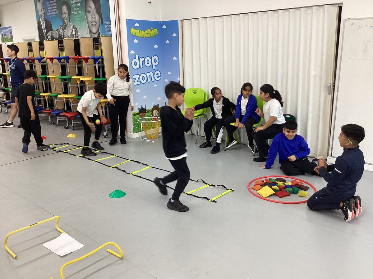 A huge thank you to @SGNKssp for coming and working with our year 4 children. Helping to turn them into young leaders, creating 3 year groups who are now leaders in physical activities at break and lunch times. Some excellent teamwork shown. @BoothroydAcad @FocusTrust1