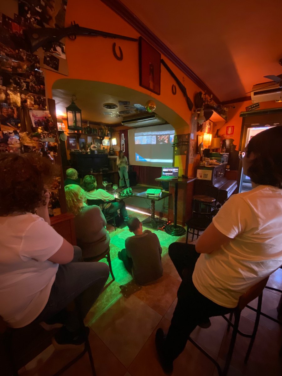 Comparar les interaccions que es produeixen en un bar amb les que es donen entre els microorganismes dels ecosistemes marins. Moments especials que vivim gràcies al #PINT24ES La investigadora <a href="/ElisabetAlacid/">Eli Alacid</a> ens parla de delicats equilibris i de com els humans els trenquem