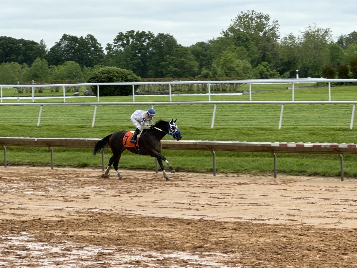 And now five races in, Danny’s on the board! He gets his first win of the meet with Doin It The Right Way, who did it the right way for Michael Simone.