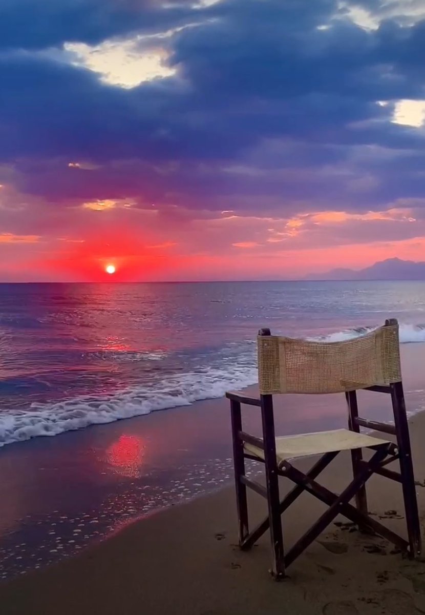 #cosaCiManca per stare bene. …? Un tramonto e questo mare 🥂 #unTemaAlGiorno
