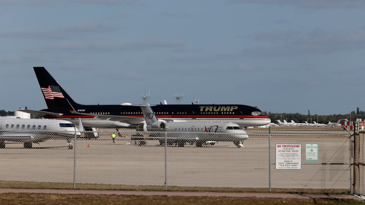 Trump's Boeing 757 Hits Parked Plane On Airport Tarmac jalopnik.com/trumps-boeing-…