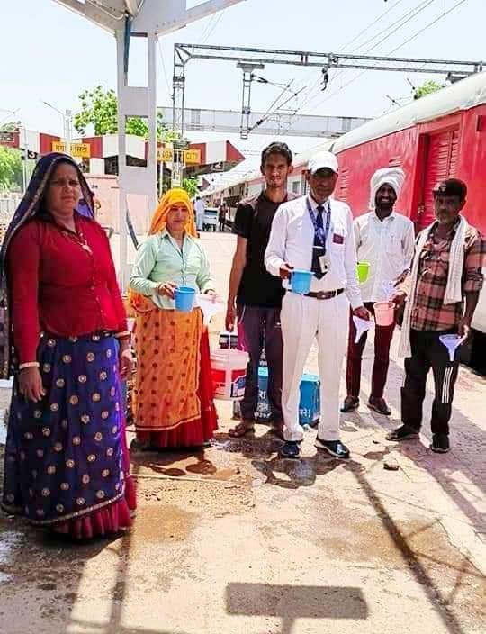 ये है ट्रेन मैनेजर हरि प्रसाद मीना जी। इन्होंने अपनी शादी की 34 वीं सालगिरह गंगापुर सिटी में यात्रियों को शरबत पिलाते हुए मनाई.... अपने जीवन के खास मौकों को आप कुछ ऐसे ही खास बना सकते हो और गर्मी में पानी पिलाने से अच्छा कोई नेक काम हो भी नहीं सकता

 @highlight @indianrailway__
