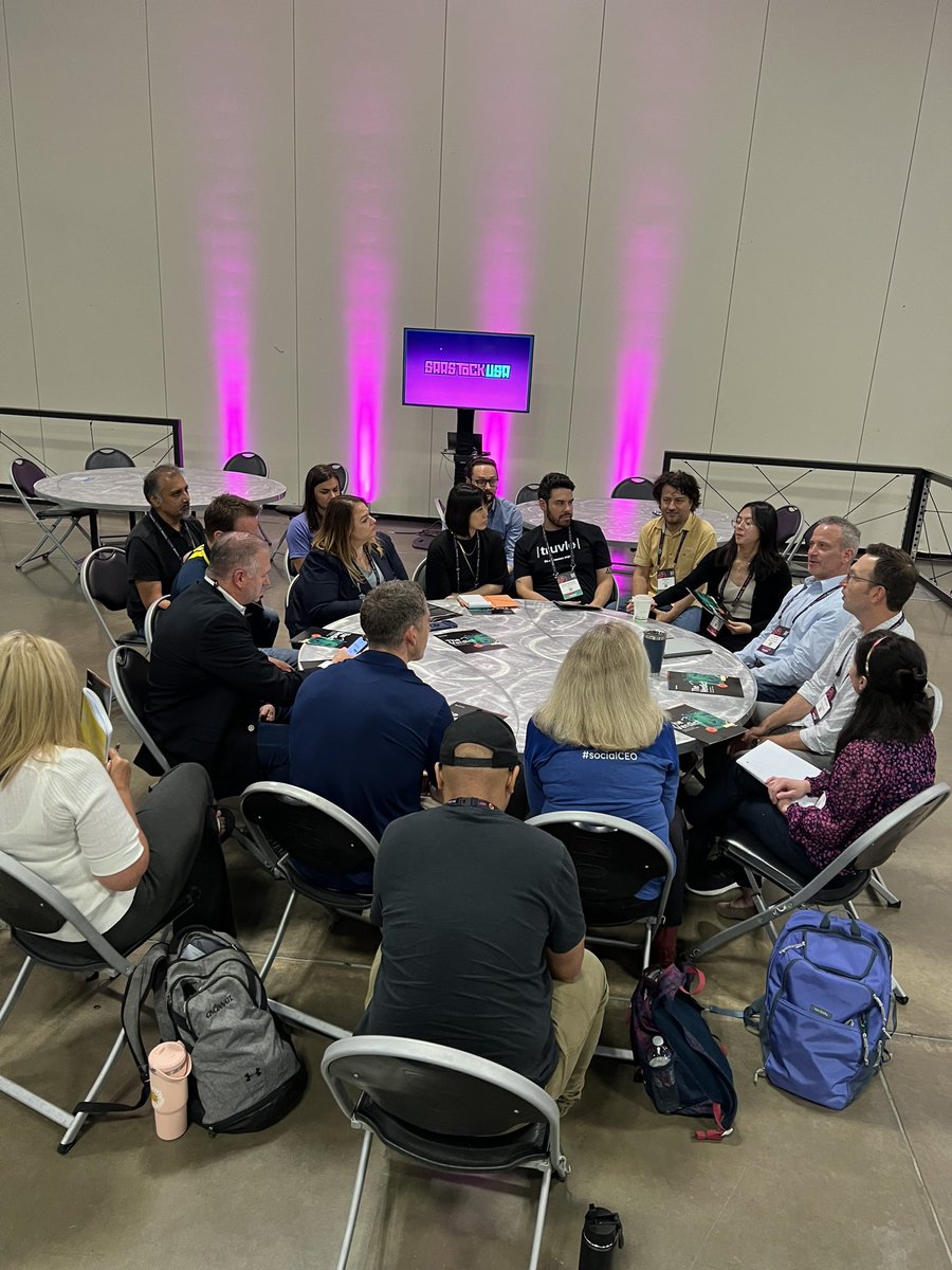 Full house at Steve Gottlieb and @tonyorelli’s roundtable session on How to Make Paid Social Work for B2B SaaS ⚡️

#SaaStockUSA #SaaS #roundtable #paidsocial #B2BSaaS @DirectiveAgency