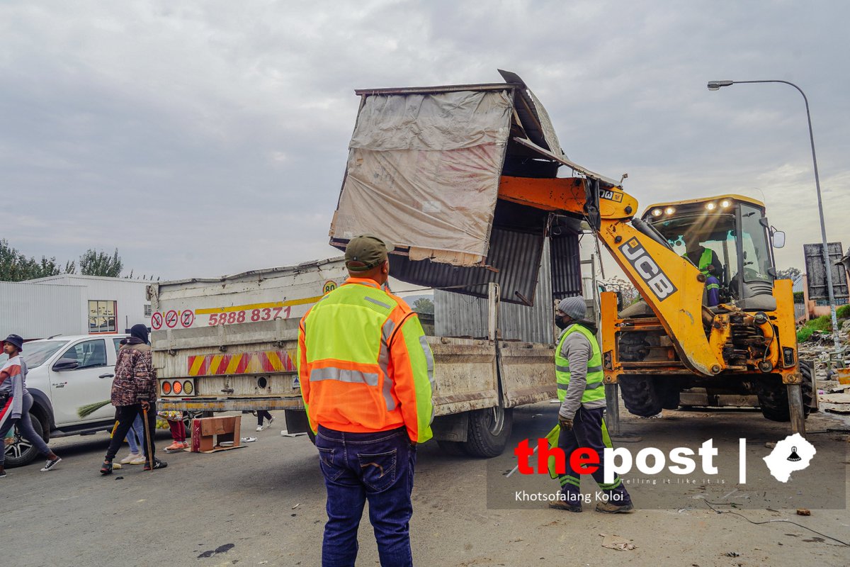 Maseru City Council has removed street vendors from one of the major streets of the capital city, stating that it is to make way for the Roads Directorate to carry out renovation works. 
The MCC said that they had warned the vendors in advance, but they did not heed the warning.