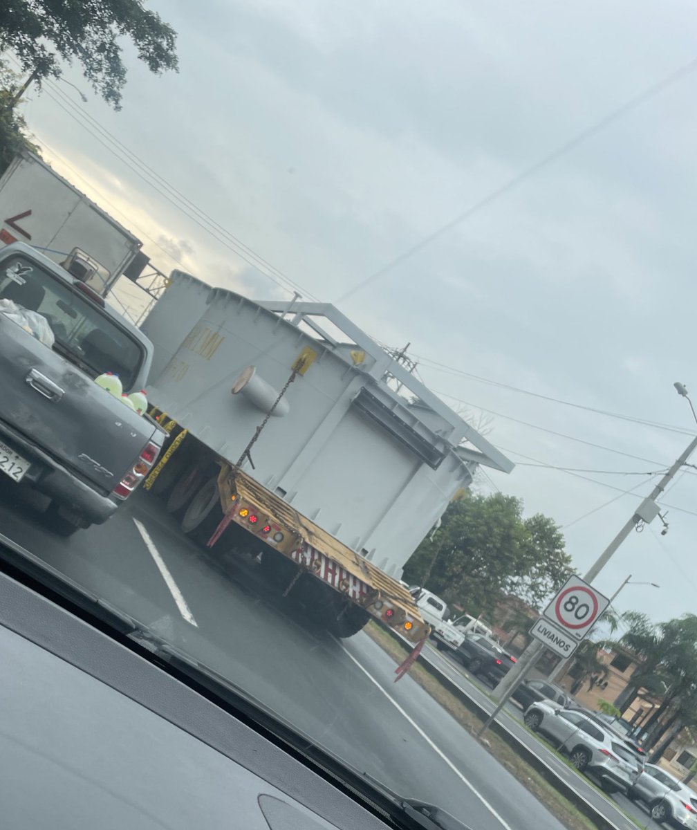 @ANLozanoLeiva @Urb_ViaLaCosta @alcaldiagye @ATMGuayaquil @ATM_Transito Esto fue el pasado jueves a las 7:20 am: 3 plataformas de estas con su respectiva camioneta de seguridad, entorpeciendo aún más el usual tráfico de esa hora.