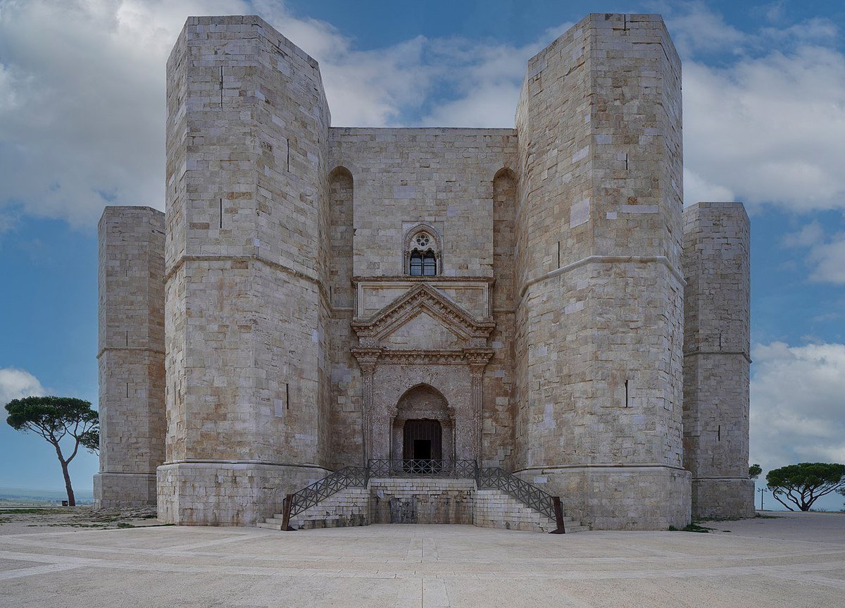 Castle of the Week #5: Castel del Monte! 🇮🇹 This majestic Italian castle is from the 13th century and was constructed by Holy Roman Emperor Frederick II! This octagonal castle was likely inspired by the concept of the Dome of the Rock Frederick had seen in Jerusalem! 🧵