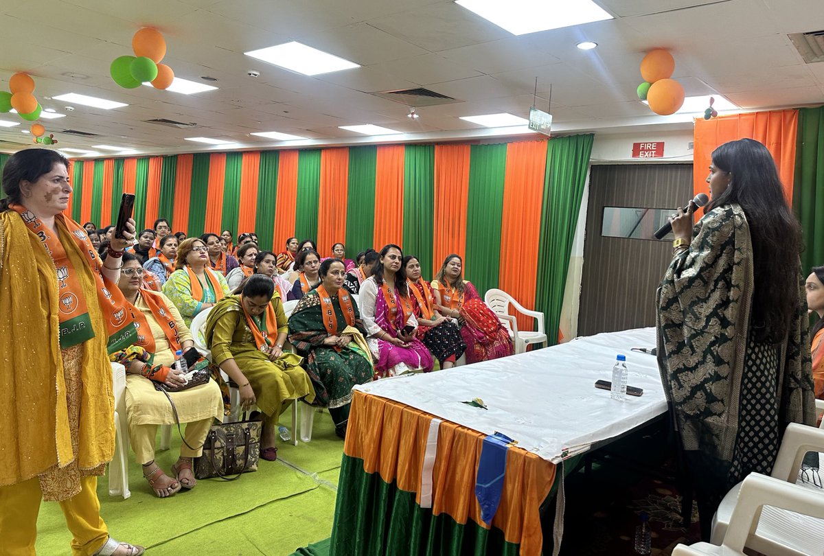 पश्चिमी दिल्ली महिला मोर्चा की संगठनात्मक सभा को महिला मोर्चा की राष्ट्रीय अध्यक्षा @VanathiBJP अक्का ने संबोधित किया । ज़िलाध्यक्ष @SwatiSharmaBJP जी उपस्थित रही । #AbkiBaar400Paar