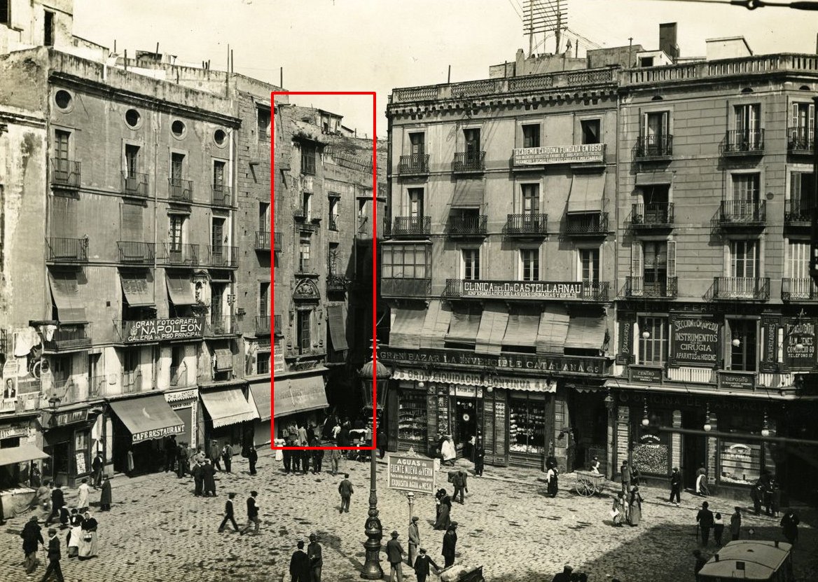 2️⃣ Casa del Gremi del Calderers

Aquest és un dels edificis viatgers que ha donat més voltes. Originalment, estava situat a carrer Bòria amb la plaça de l'Àngel, un espai que també va ser destruït amb l'obertura de la Via Laietana.