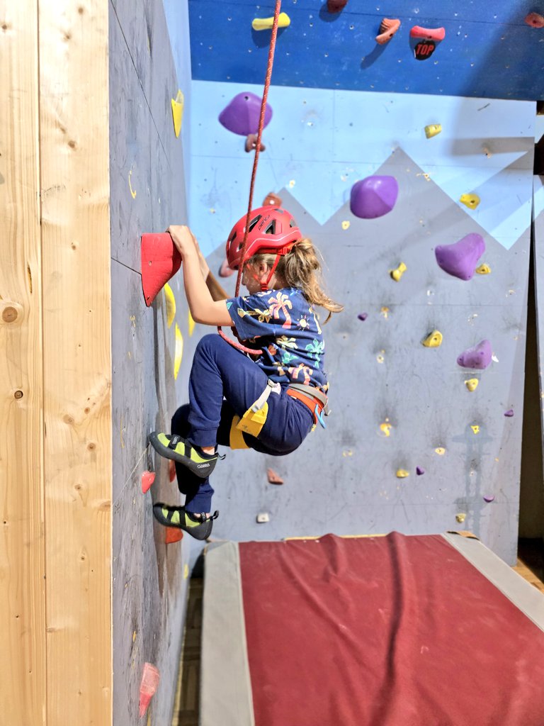 Rope training with 🌟 @dielli_veseli trainer 🧗🧗‍♂️
°
#rockclimbing #rockclimbingpeja #rockclimbingkosova #climbinginpeja #kosova #peja #indoorclimbing #sportclimbing #trainingday #rugova #rugovacanyon #climbinginrugova