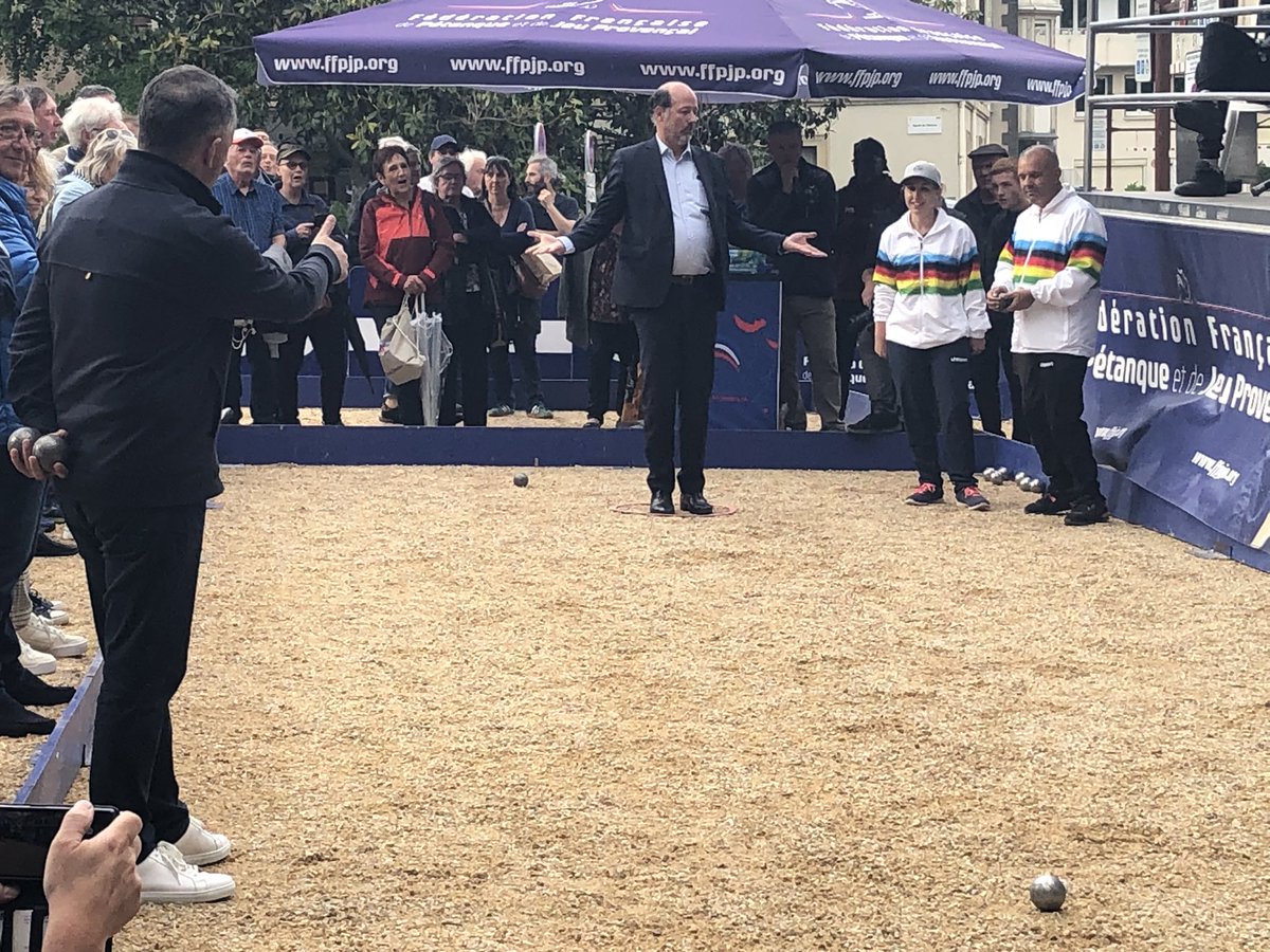 #Chamalieres
#Sport

✅Faites comme le Maire @LGiscardEstaing affrontez les champions de Pétanque au #PetanqueTour au Square de Verdun.

✅Jeudi 16 mai dernière chance pour participer à cet événement unique sur le Departement en collaboration avec le @CreditMutuel , @ObutOfficiel