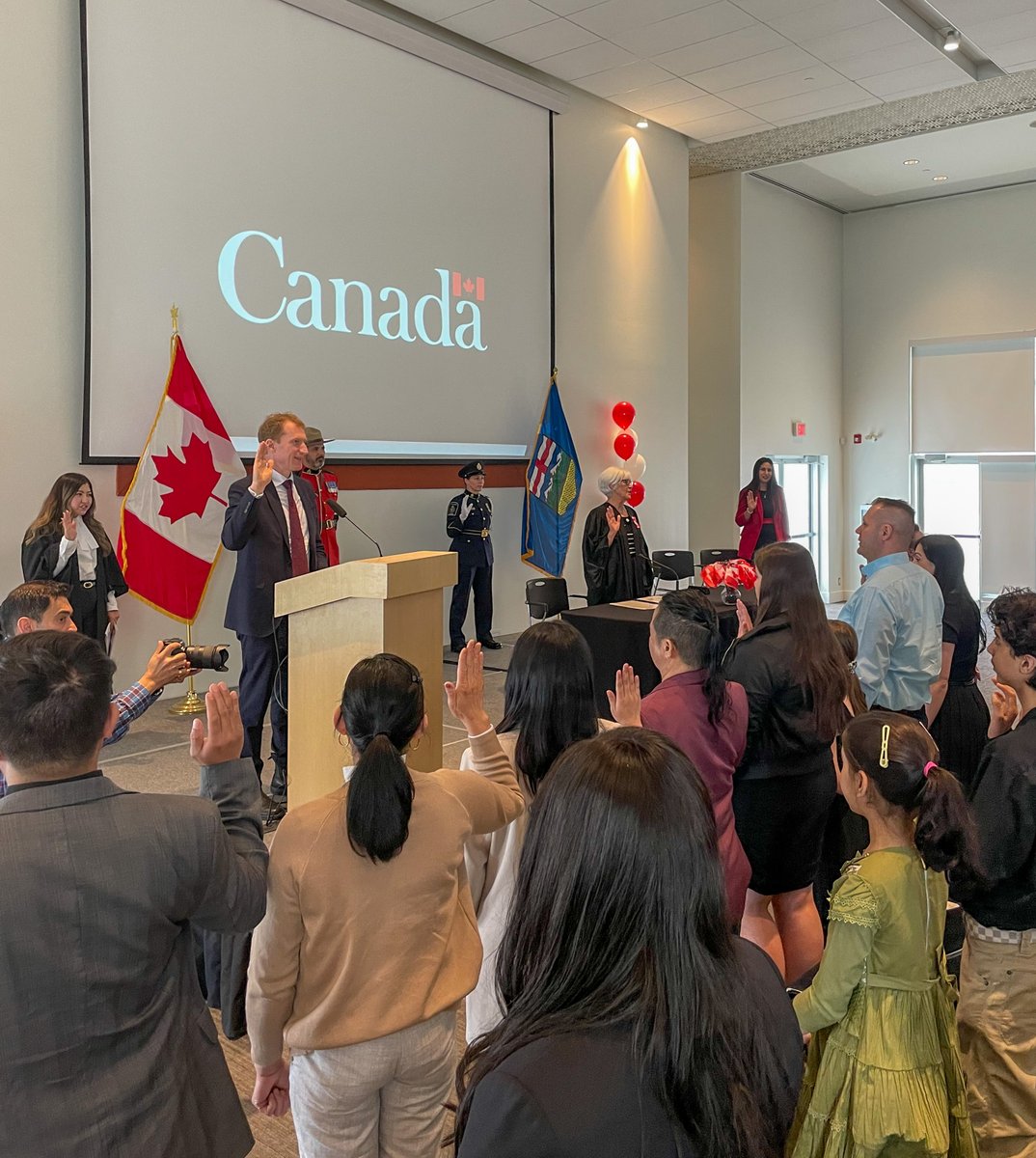 CitImmCanFR's tweet photo. Hier, le ministre Miller a accueilli 49 nouveaux Canadiens lors d'une cérémonie spéciale organisée dans le cadre de la Semaine de la citoyenneté à Calgary. Félicitations à toutes les personnes qui ont obtenu la citoyenneté canadienne! #SemaineDeLaCitoyenneté #MaCitoyenneté https://t.co/gF9BH8A4d0