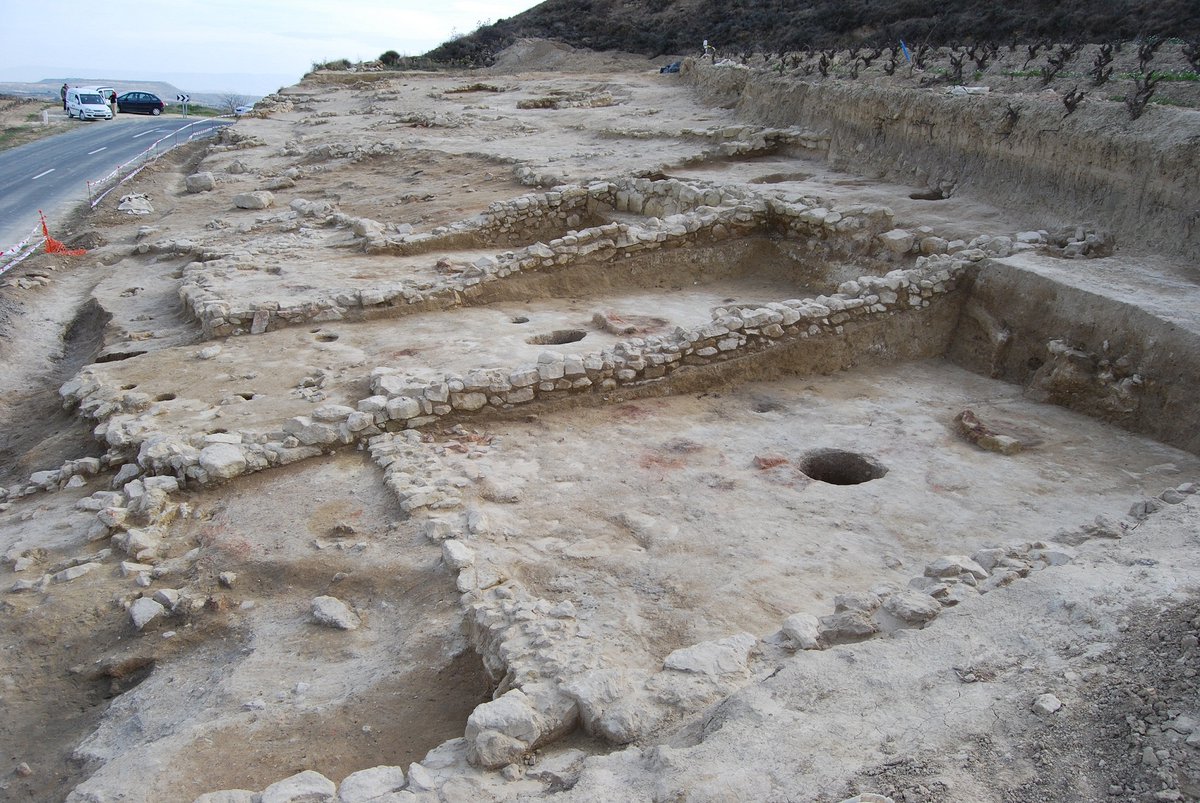PatrimonioAlava's tweet photo. #Navaridas. El #yacimiento del Poblado del #AltodeCastejón ocupando 16,7 ha. Abarca del #Neolítico (5.000 a.C.) al siglo IV en la época #romana. Está declarado como Bien Cultural Calificado con la categoría de Conjunto Monumental. #Álava
Foto: @tourmagazineus https://t.co/VqLumX2x37