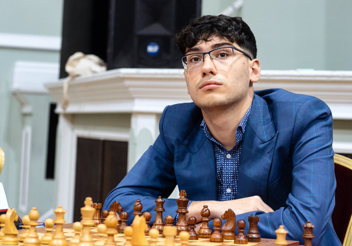Alireza BEATS Magnus in the Chess.com Classic Grand Final - we've got a bracket reset! 🤯

He's fighting for his first ever Champion Chess Tour event win #ChessChamps