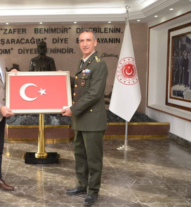 Bu Ülkenin şerefli ve namuslu asker, polis, öğretmen ve doktorlarının binbir emekle yetiştirdiği kaliteli çocuklarını öldürmek ya da ülkeden kaçırmak için onlarca suç kaydı olan müptezelleri sokaklarda tutuyorlar.
İşte buna Büyük Ortadoğu Projesi (BOP) deniyor.
#AtaEmreAkman