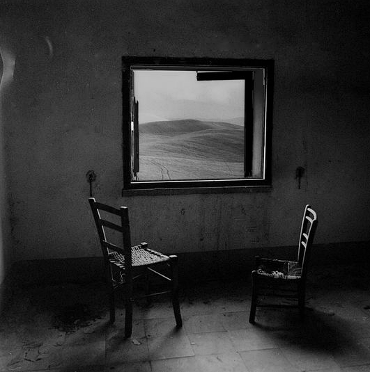 GemmitiMoreno's tweet photo. " Niente è cambiato, 
e tuttavia tutto esiste 
in un’altra maniera . "  🌹

    J.P. Sartre

photo, Rosario Puglisi. https://t.co/YITZJMmWr2
