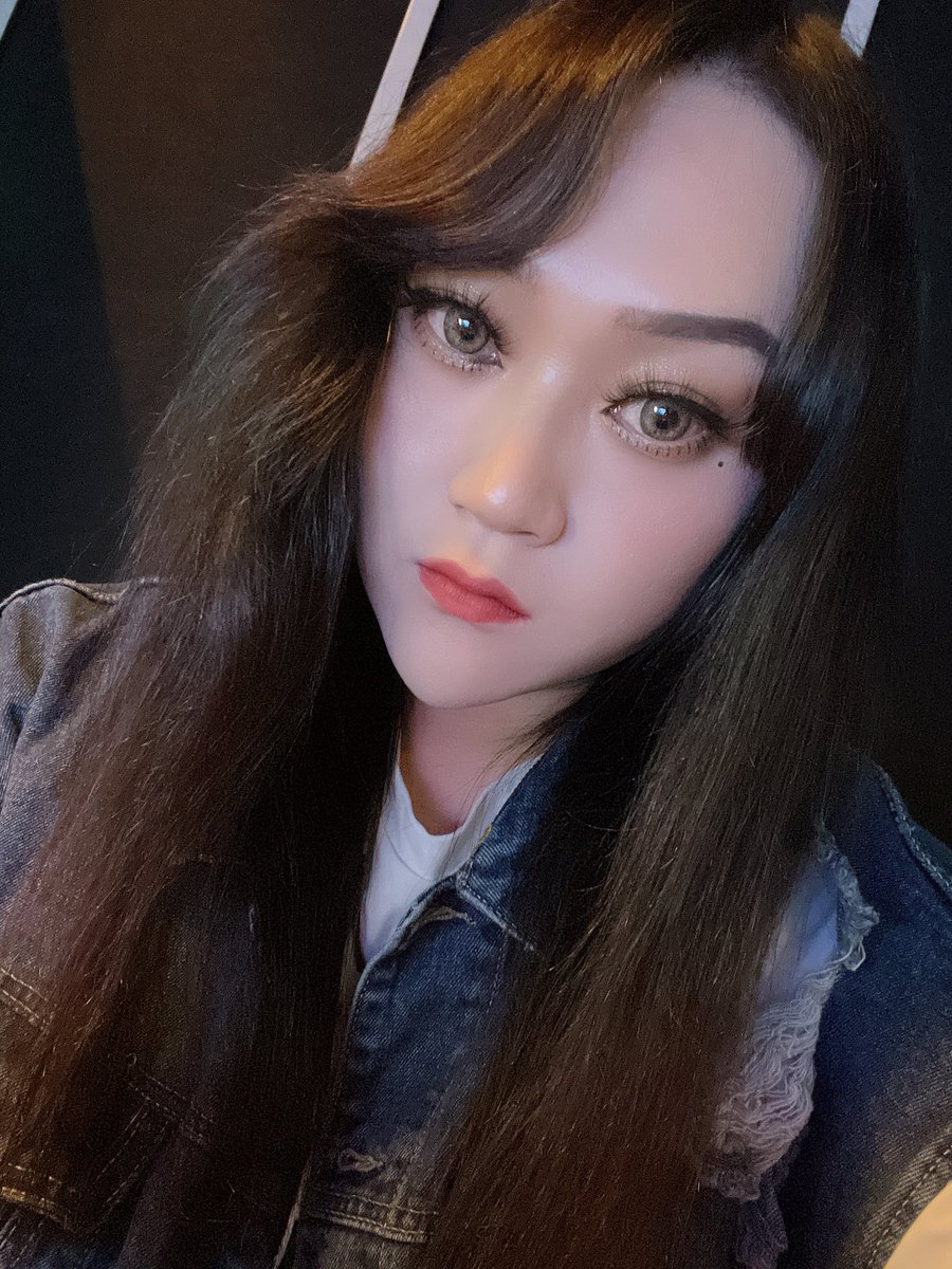 913324207ts's tweet photo. 今天又是一个勾引局，客人带着老婆来喝酒，我有点喝多了，酒壮怂人胆，我说，走啊，去洗手间，没想到平时高冷的男人直接被我带走了。到洗手间跟我舌吻，哈哈。真的很刺激！喜欢露出##勾引 #ts #勾引直男 https://t.co/jKr8M89rbc