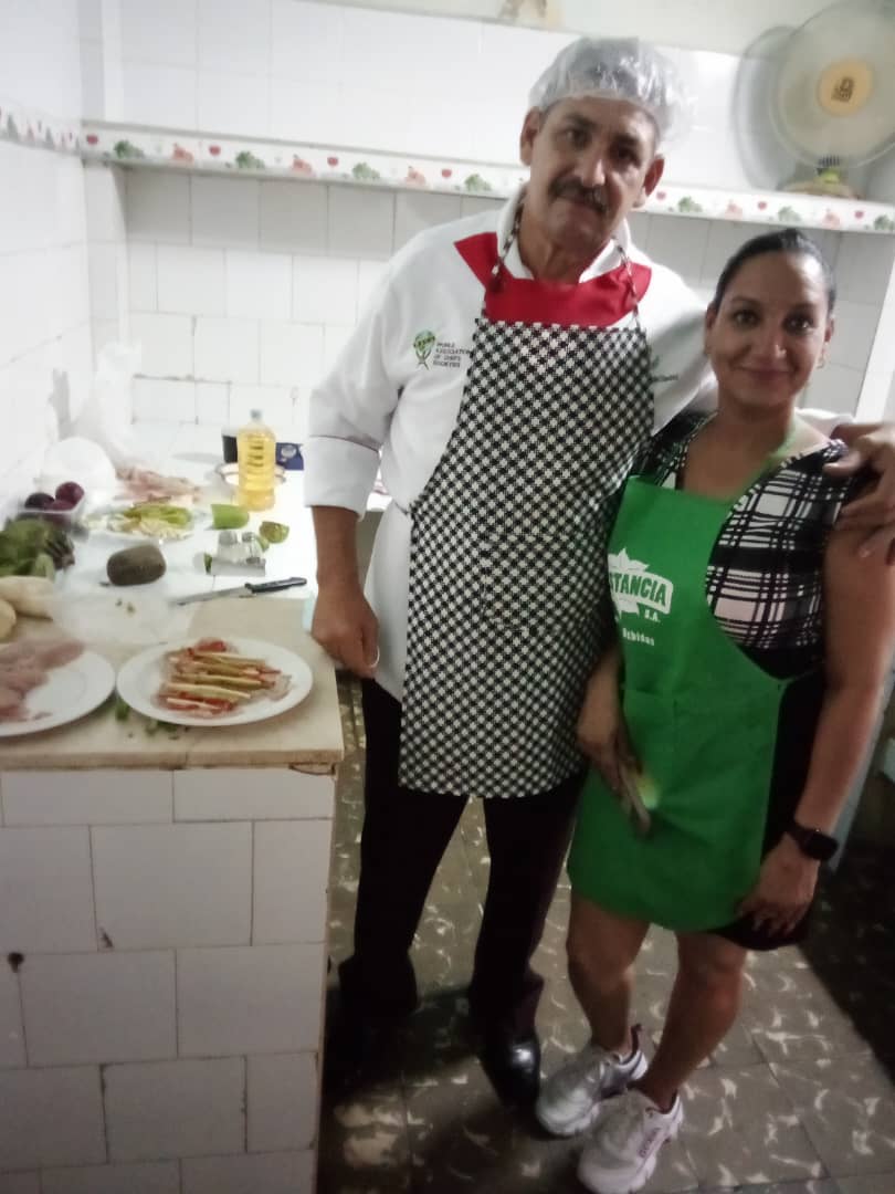 Muchas felicidades a los graduados en el curso de perfeccionamiento.  Gastronomía Bayamo va por más.