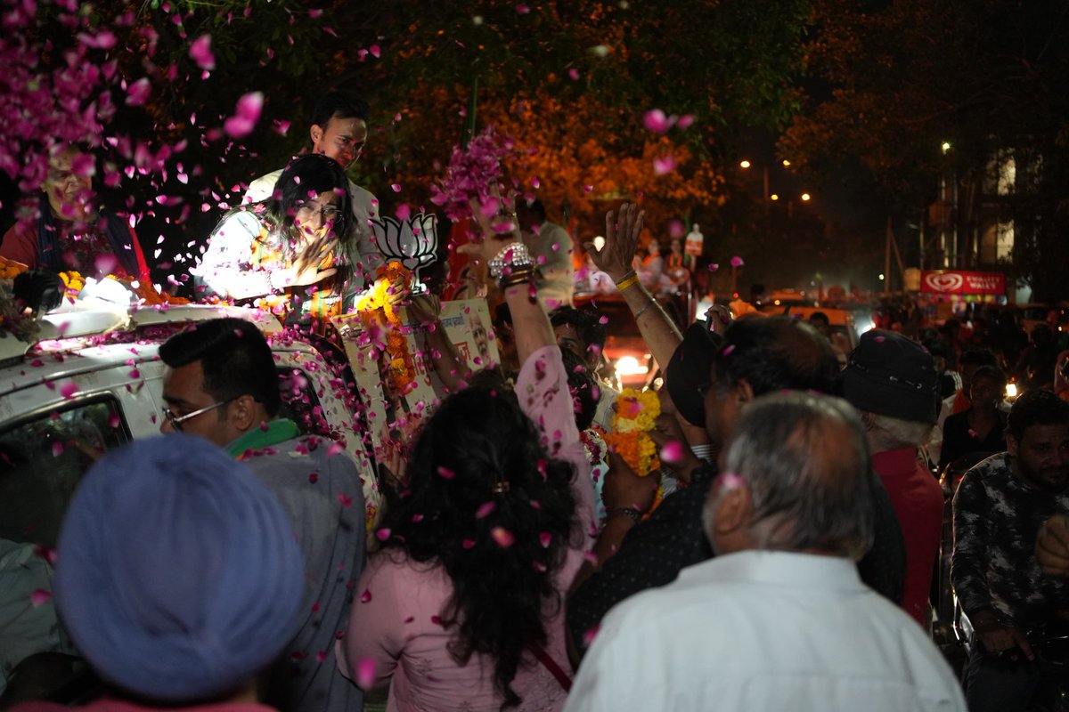 BansuriSwaraj's tweet image. एंड्रयूज गंज मंडल में आयोजित रोड शो में जनता जनार्दन द्वारा मिले स्नेह व आशीर्वाद से मन हर्षित है। 

आप सब का समर्थन और विश्वास इस बात का प्रमाण है कि आदरणीय प्रधानमंत्री श्री @narendramodi जी के विकसित भारत का संकल्प अब पूर्ण होने वाला है।

#AbKiBaarFirModiSarkar…