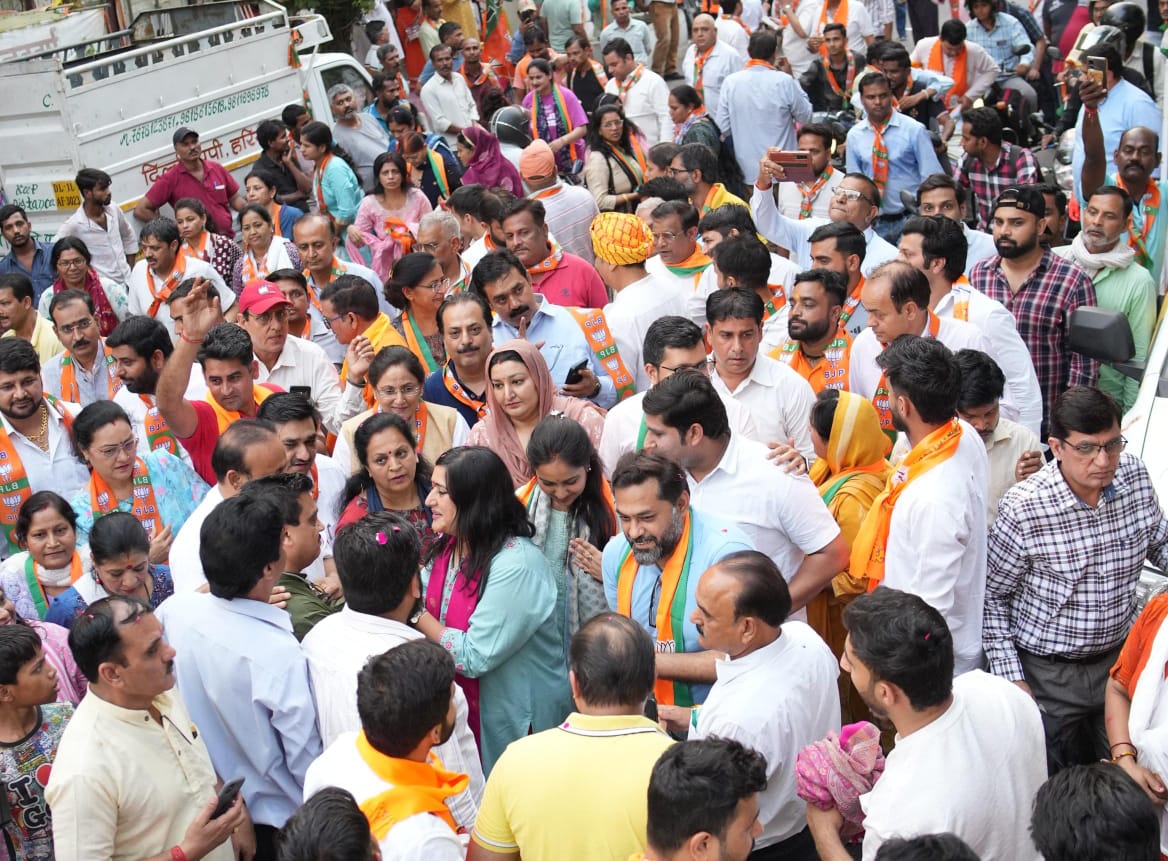 BansuriSwaraj's tweet image. एंड्रयूज गंज मंडल में आयोजित रोड शो में जनता जनार्दन द्वारा मिले स्नेह व आशीर्वाद से मन हर्षित है। 

आप सब का समर्थन और विश्वास इस बात का प्रमाण है कि आदरणीय प्रधानमंत्री श्री @narendramodi जी के विकसित भारत का संकल्प अब पूर्ण होने वाला है।

#AbKiBaarFirModiSarkar…