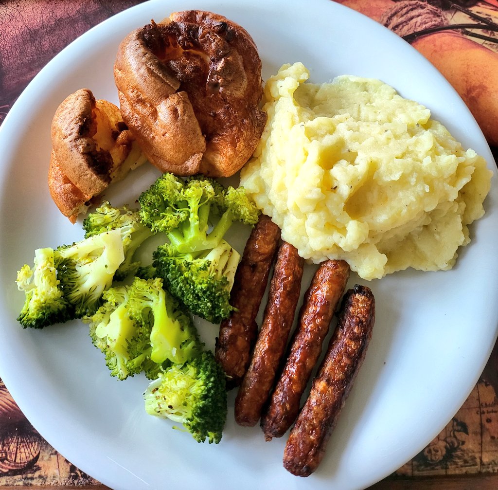 Today's cooking. Chipolatas, garlic mash, Yorkshire puddings and steamed broccoli. All made from scratch of course, no Aunt Bessies or instant mash for me. 😂💕💕 #Cooking #ComfortFood