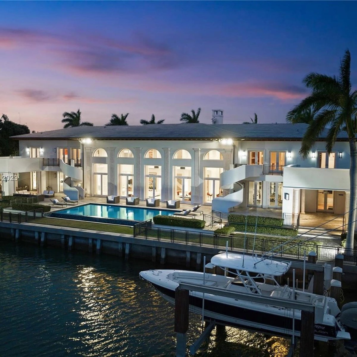 Live like a celebrity in our villa in Miami Beach, where luxury and sophistication go hand in hand.
#Miami #BeachMansion #Villa